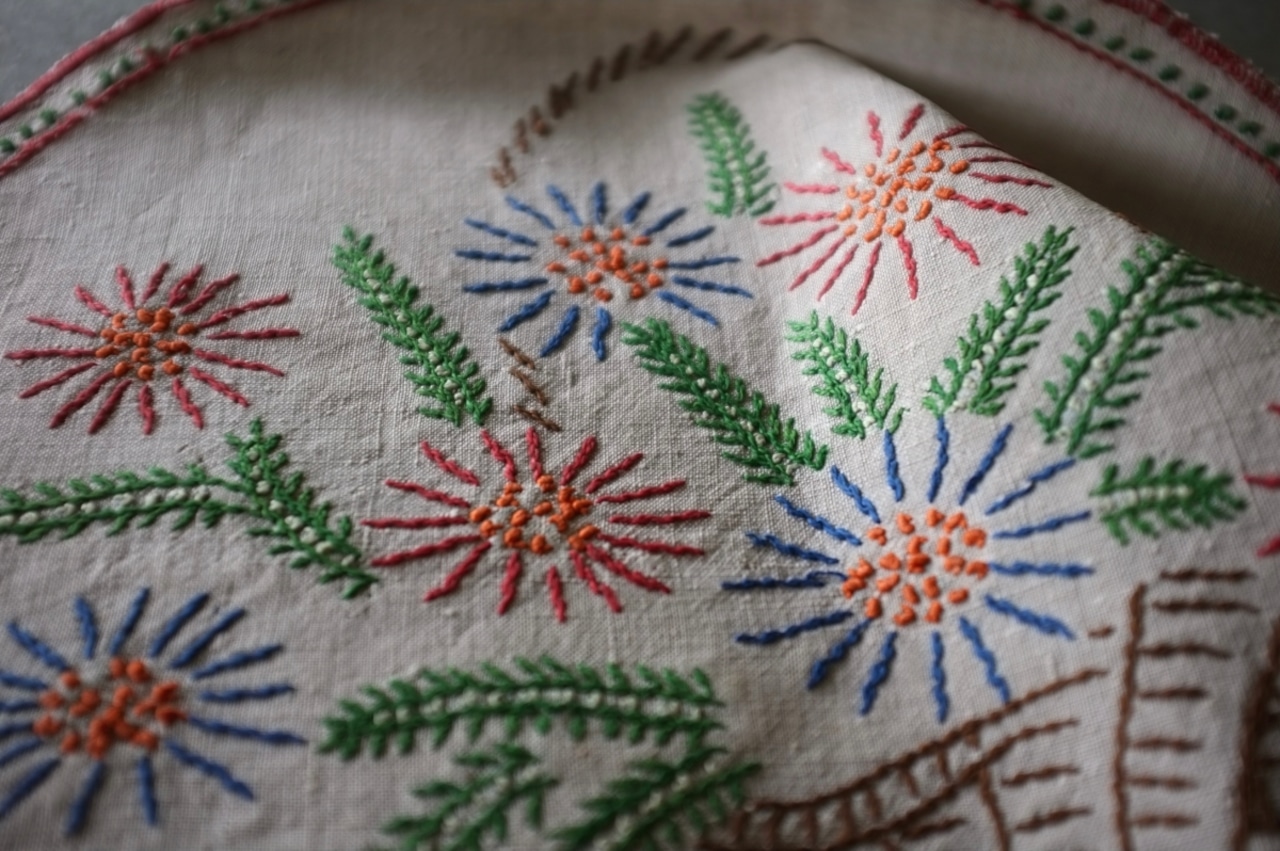フランス 44c とろりとしたリネンと大きな花籠と刺繍クロス テーブルセンター アンティーク
