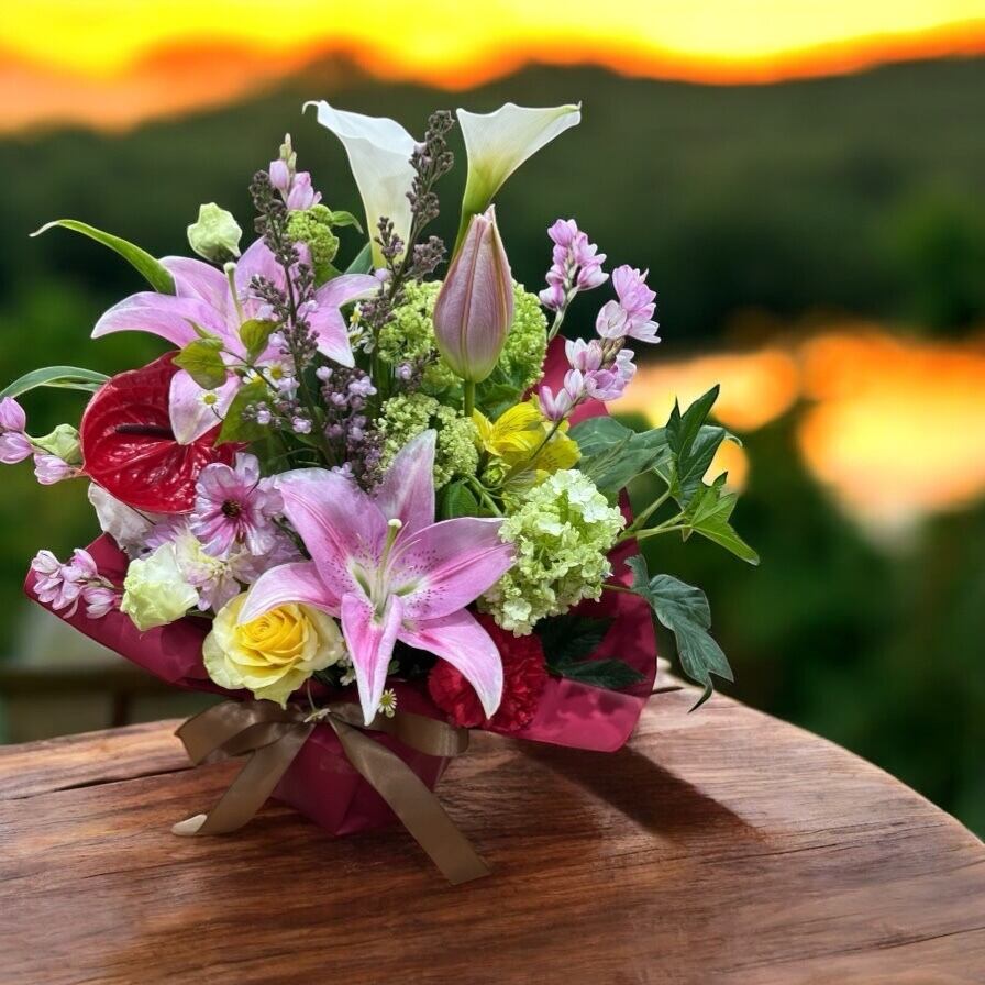 生花アレンジメント{ご年配の方へ華やかに上品に}Mサイズ ワンサイド