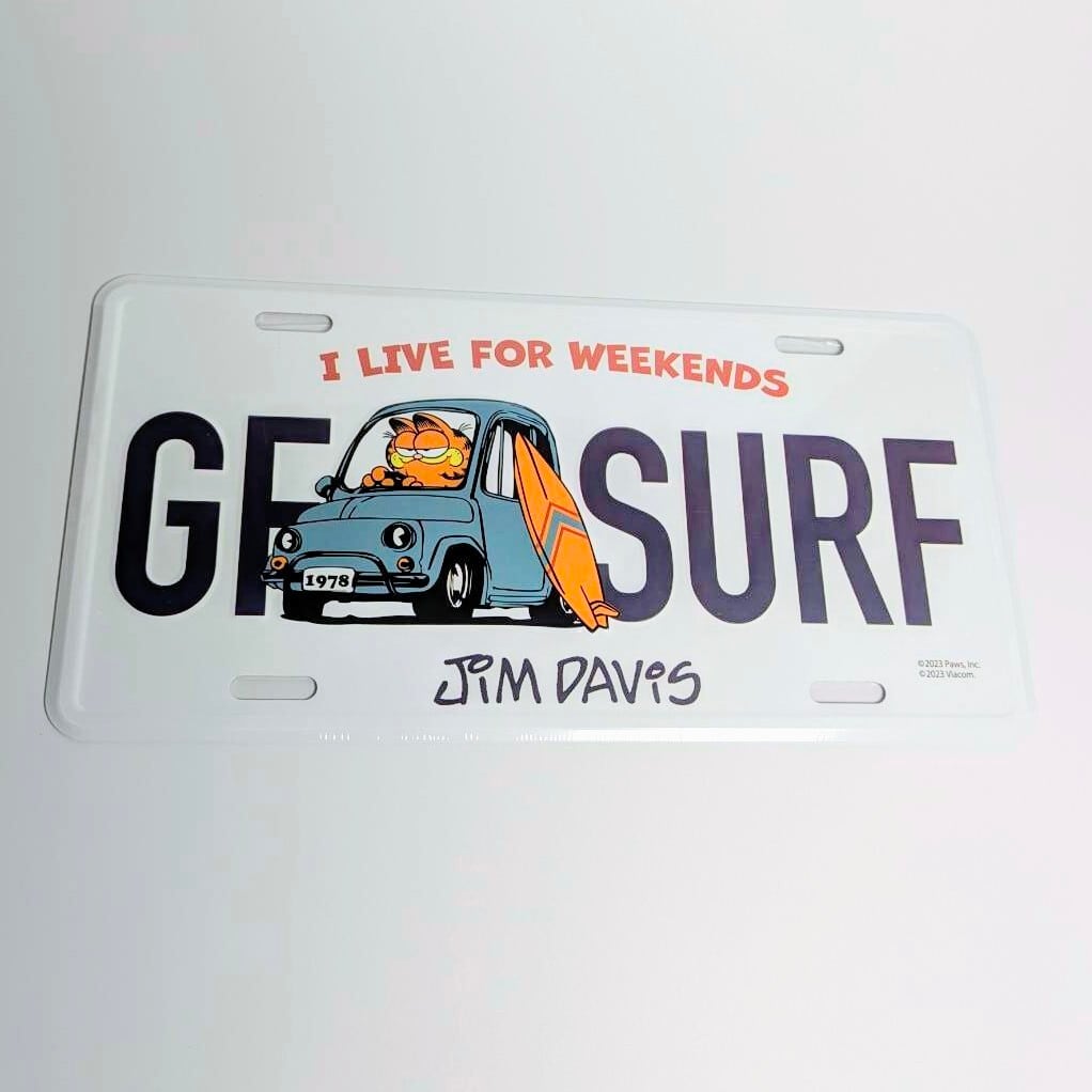 【 GARFIELD ( ガーフィールド ) 】SURF / “ I LIVE FOR WEEKENDS! ” / CM PLATE / CMプレート / ライセンスプレート 〚アメリカン雑貨 アメトイ〛