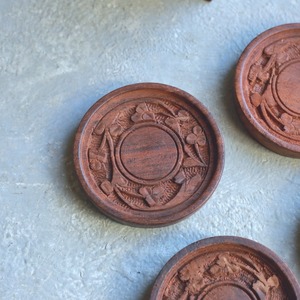 彫りが美しい、木製のコースター 6枚セット 1