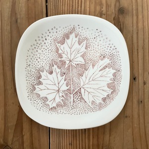 手描きの葉っぱ模様のプレート