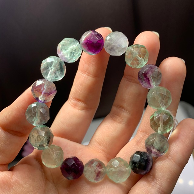 no4.透明感有✩64面体フローライトカットブレスレット