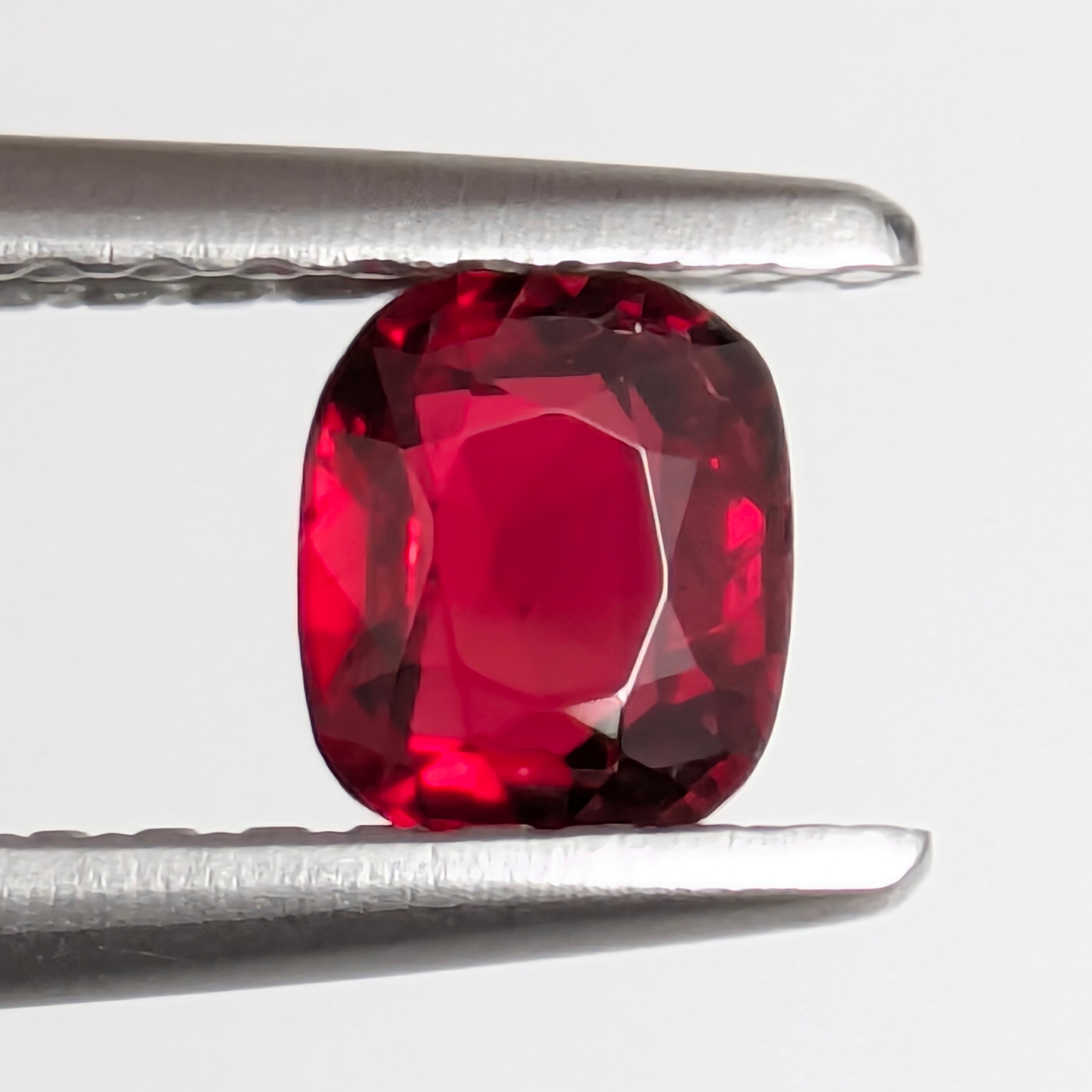 レッドスピネル ルース ミャンマー・モゴック産 【0.37ct】 PRO208417
