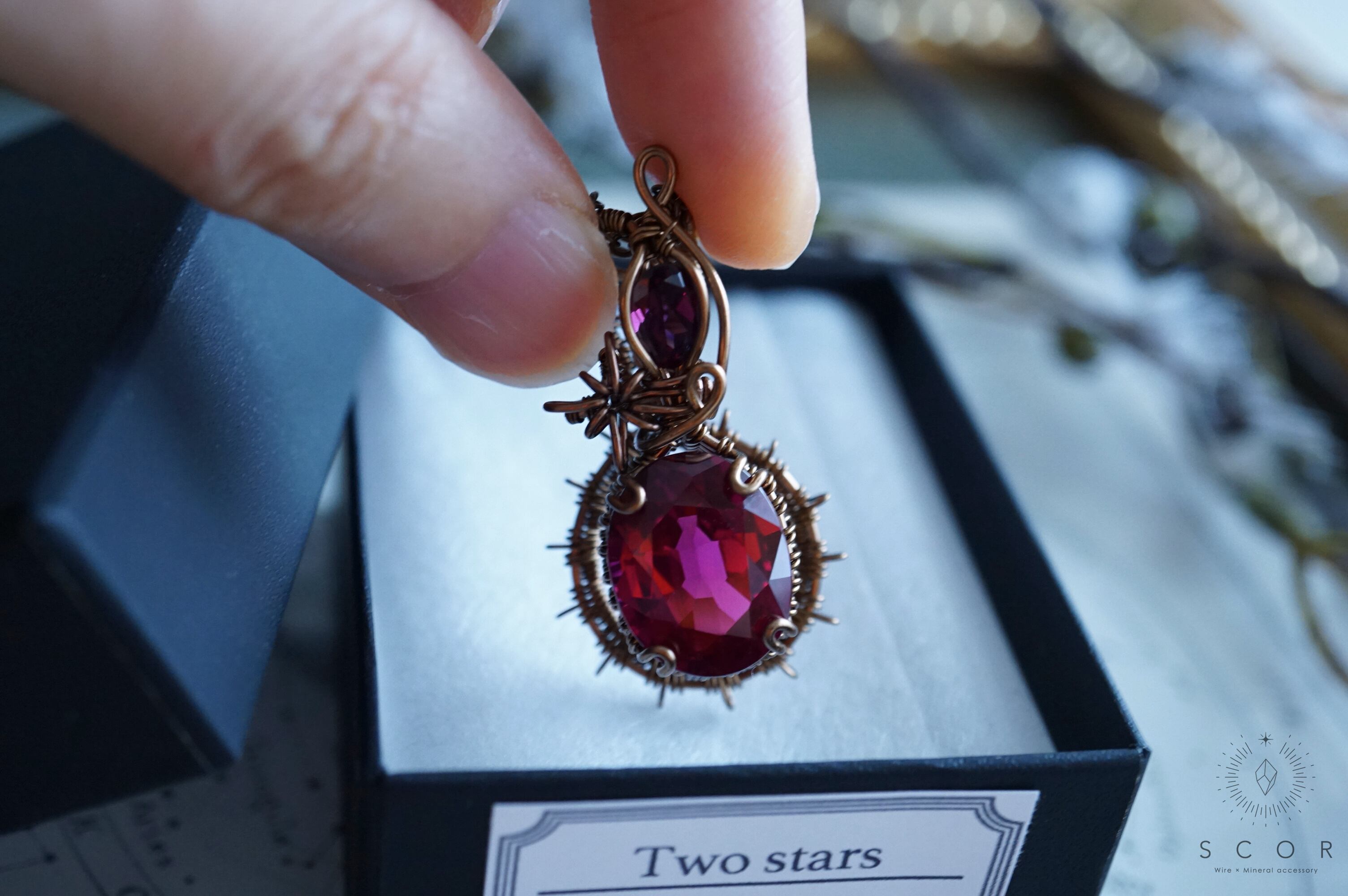 【動画あり】Two stars - 合成のほし・非合成の星 (pt476-sr-gm) (合成ピンクサファイア・ロードライトガーネット ペンダントトップ)