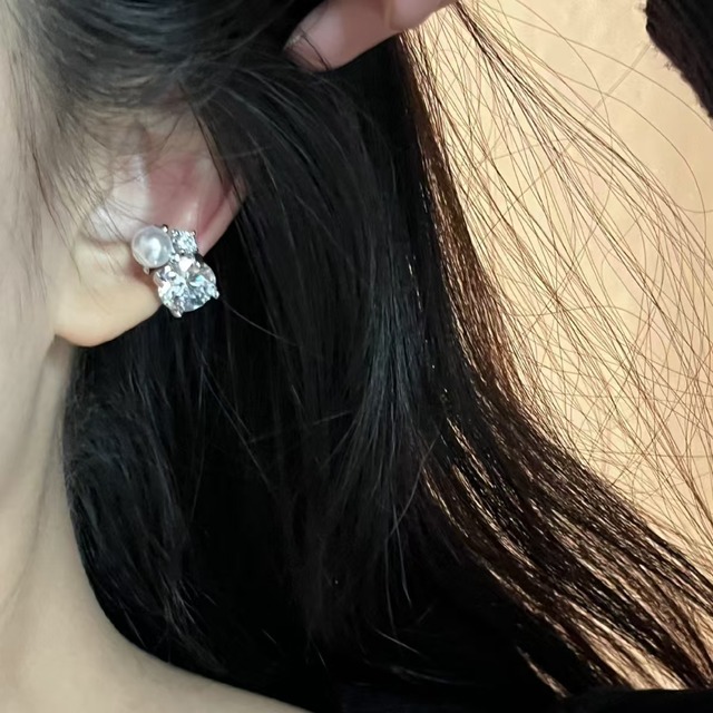 真珠とジルコンの軽やかなピアス 선물