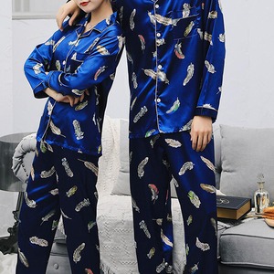 ペア おそろい カップル メンズ コーデ 羽 フェザー サテン シルク風 上下 セットアップ ルームウェア パジャマ 長袖パジャマ2617742