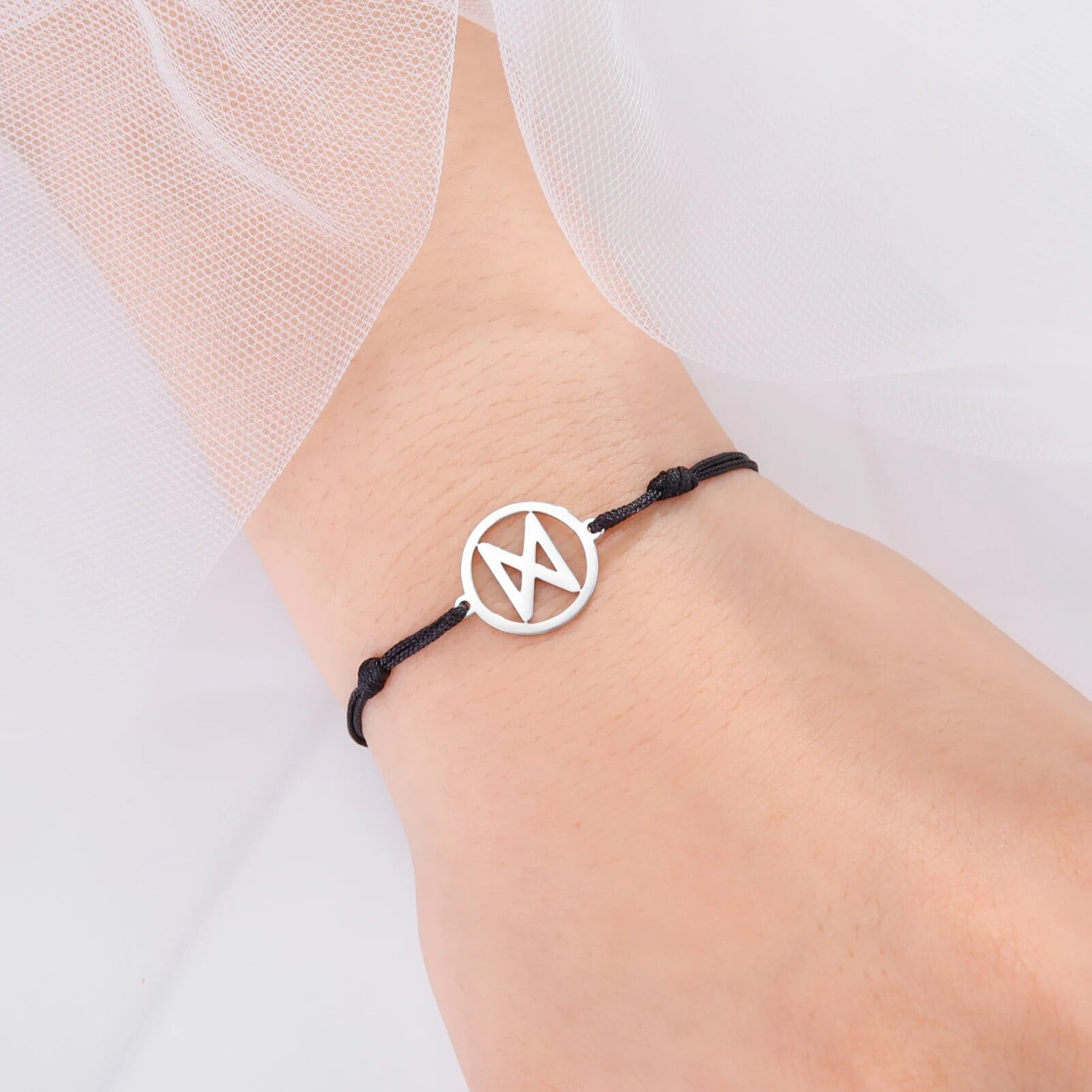 ルーンブレスレット 紐タイプ M23767 | 奇妙な洋装雑貨店 Magica Bazaar