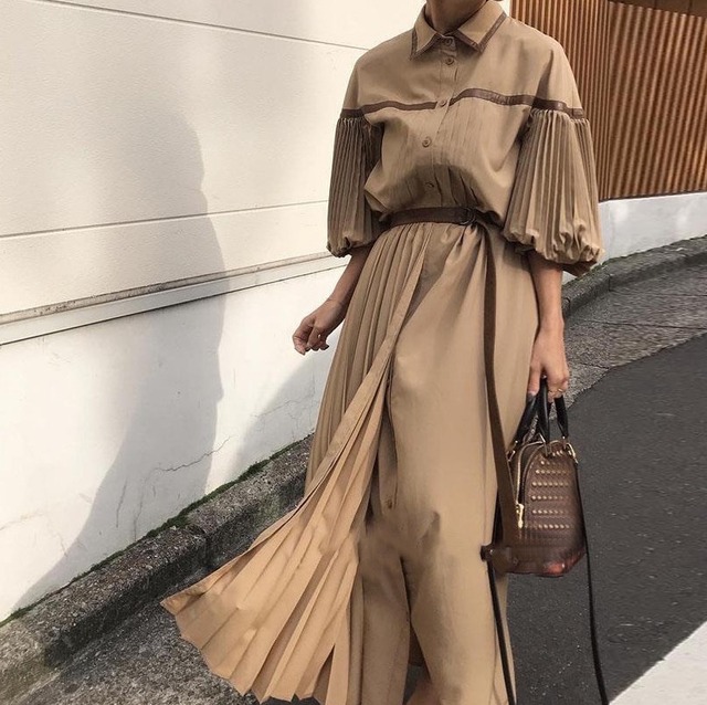 送料無料 D3 ベルト付き 前開き プリーツスリーブ シャツワンピース ベージュ ワンピ ボリュームスリーブ バルーンスリーブ ぽわん袖 プリーツ 前ボタン ベルト 長袖 7分袖 茶色 無地 インポートワンピース アシンメトリーメール便 代官山インポートワンピース