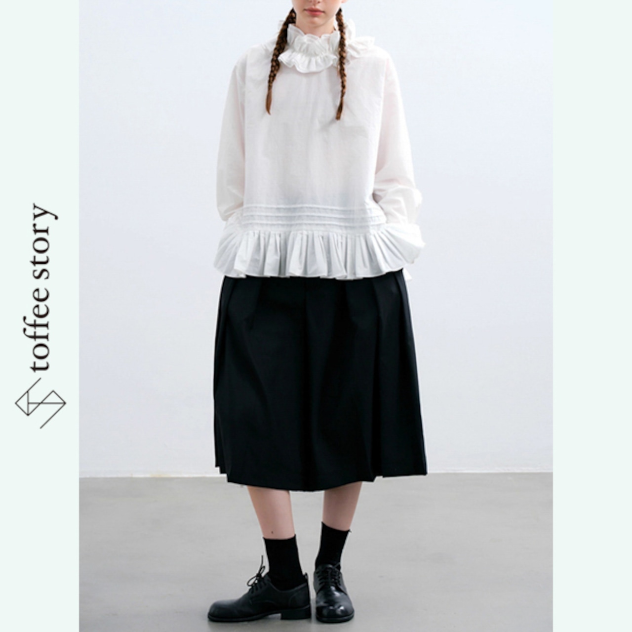 輪郭を描く白のブラウス 《P0258》