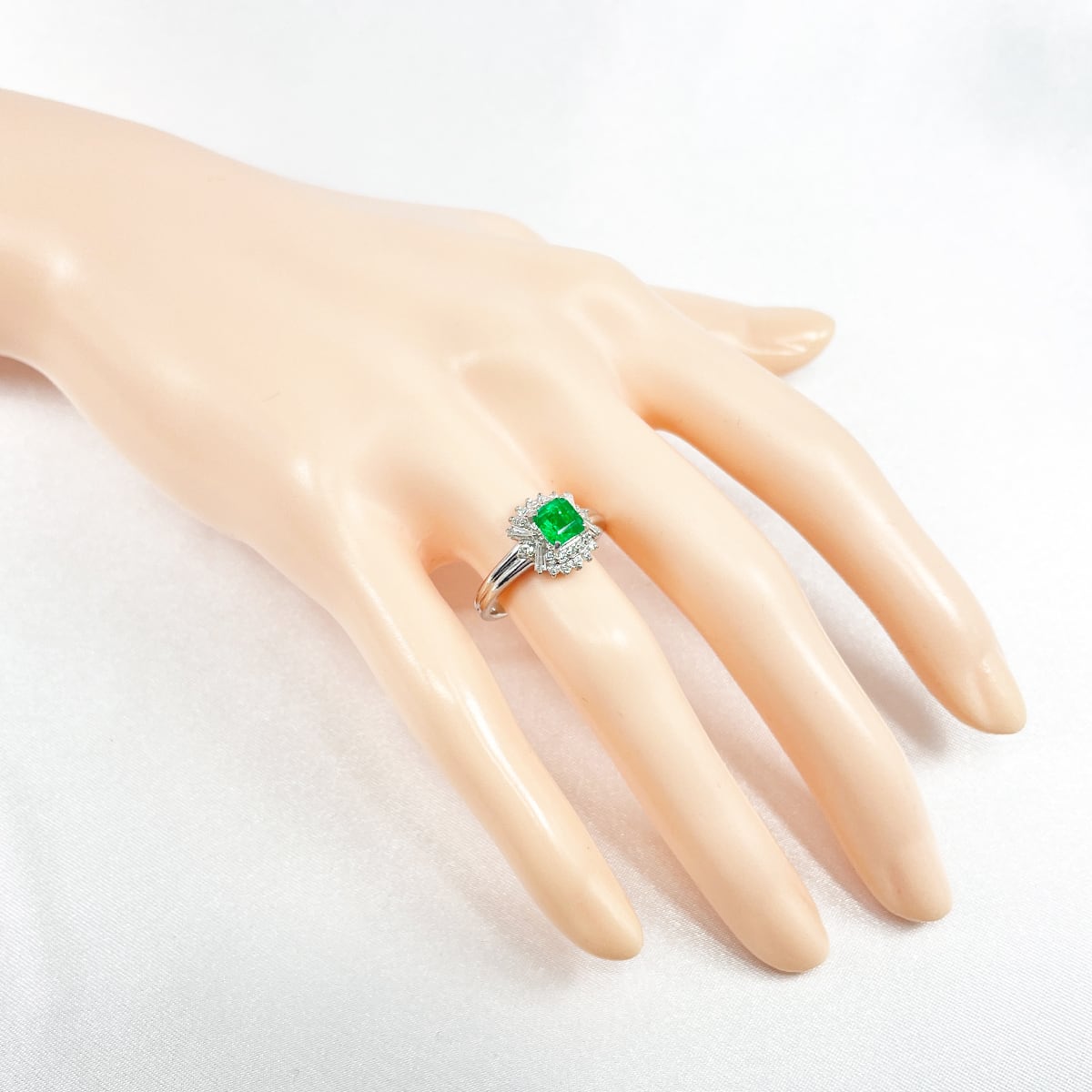 Pt900 天然エメラルド 0.66ct 天然ダイヤモンド 0.29ct リング Pt900 天然エメラルド 0.66ct 天然ダイヤモンド 0.29ct リング