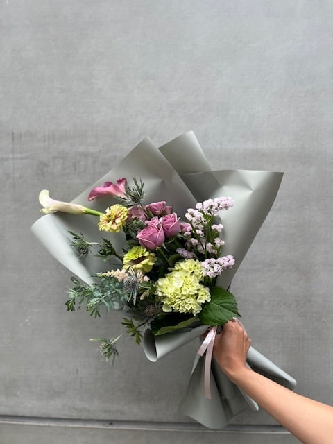 ナチュラルカラーの花束 | flower studio VIVIANNEヴィヴィアン