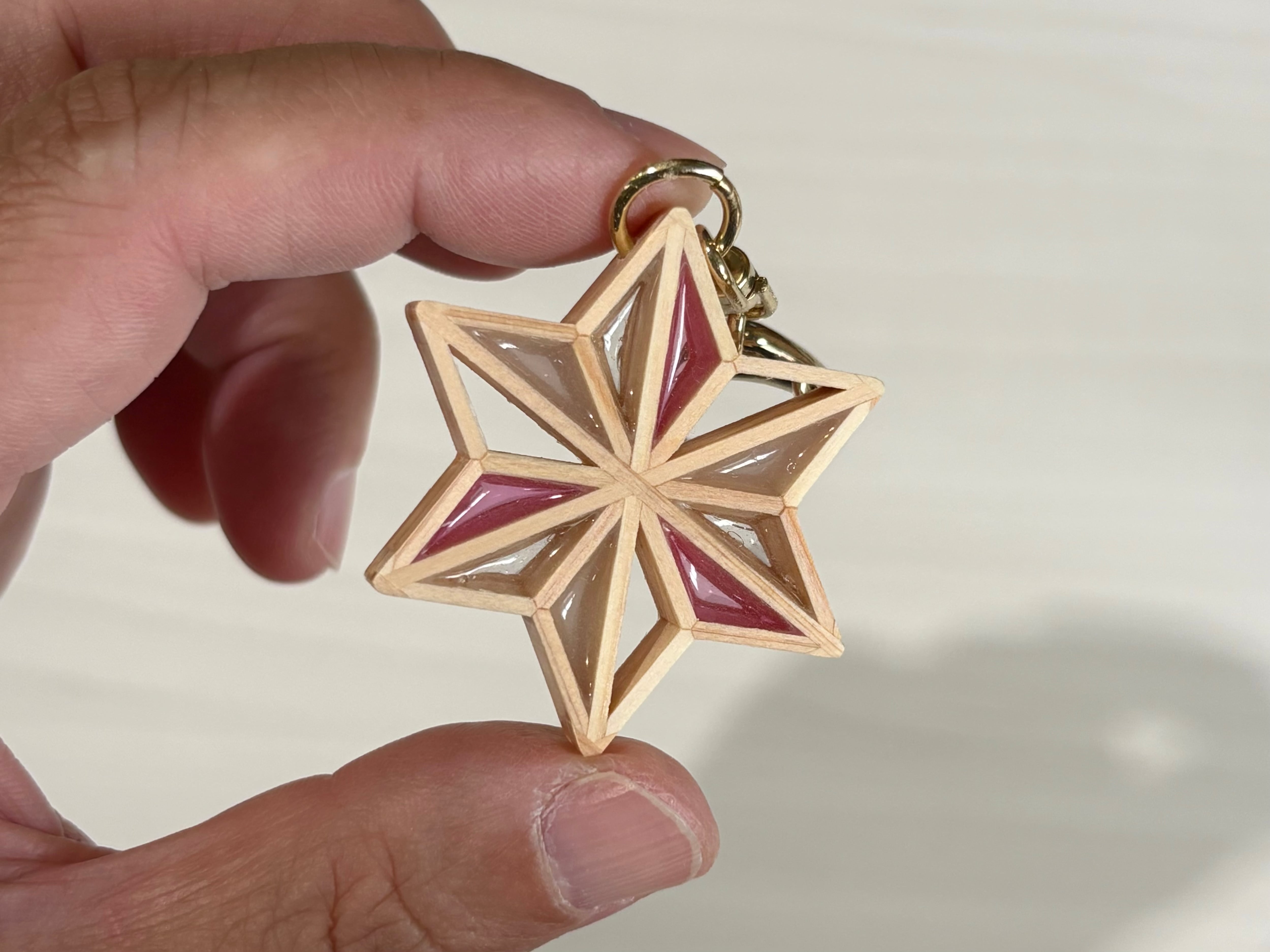 星形キーホルダー《桜》ー身につける組子細工 | 藤田建具店