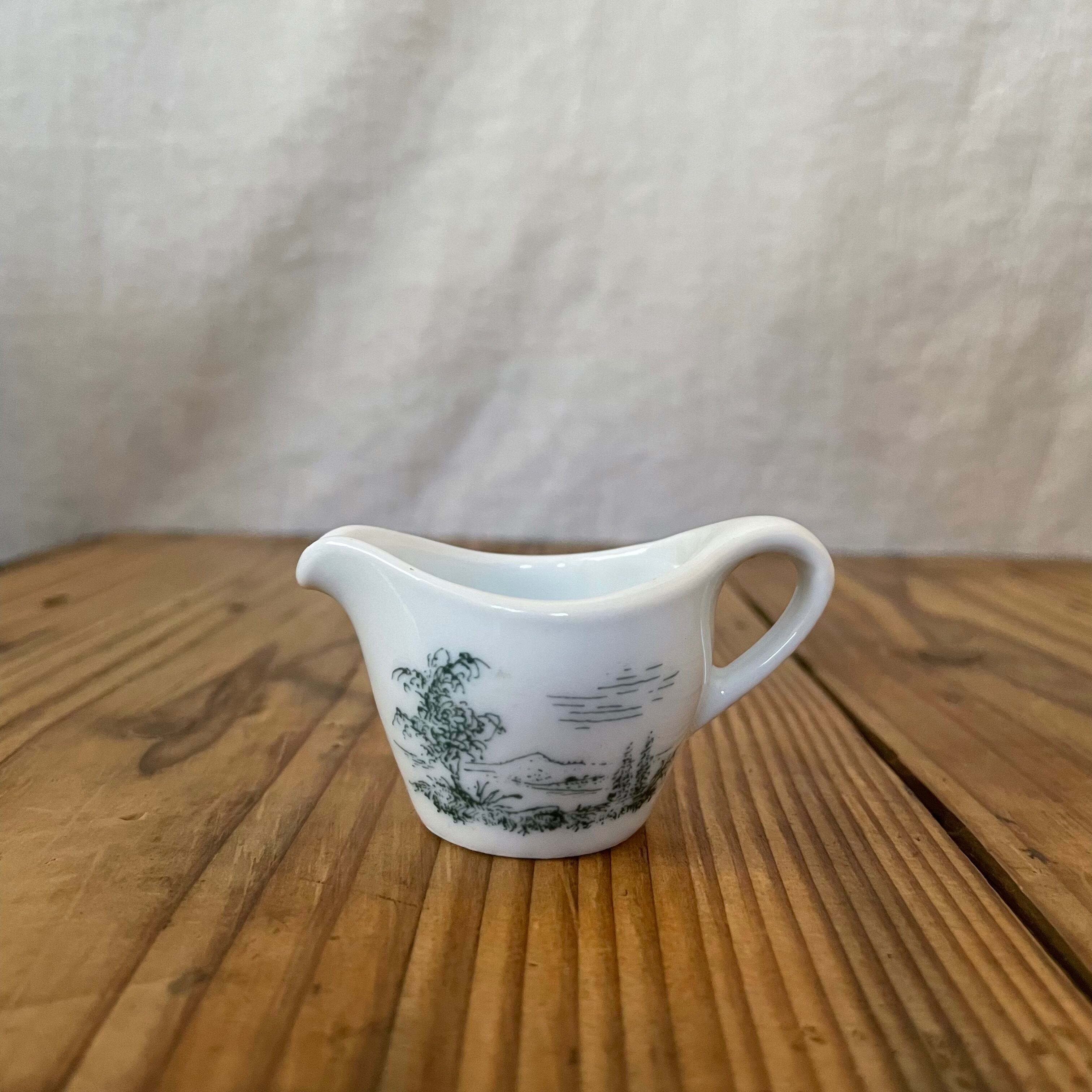 小さな陶器のピッチャー