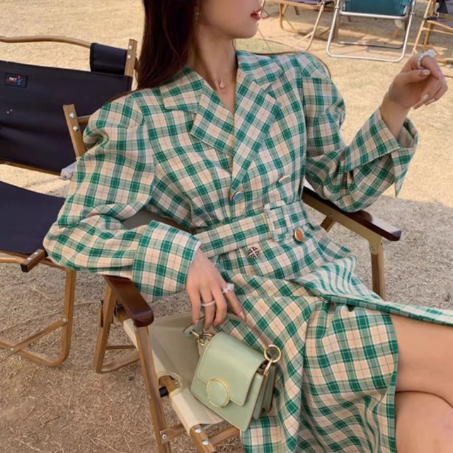 レディース ワンピース コート トレンチ 羽織 ミモレ ロング 長袖 パフスリーブ 襟付き ワイド ベルト ウエストマーク 前開き 2way ボタン 裏地付き 大人可愛い カジュアル おしゃれ かっこいい レトロ こなれ感 ラフ ルーズ 個性的 主役級 存在感 抜け感 キュート 都会的 ラグジュアリー 休日感 大人女子 ニッチ チェック 秋 冬 オフィス ビジネス デート 旅行 休日 ショッピング カフェ 楽ちん 体型カバー 普段使い 着回し インスタ映え ベルト付 S M L ゆとり感 緑 グリーン