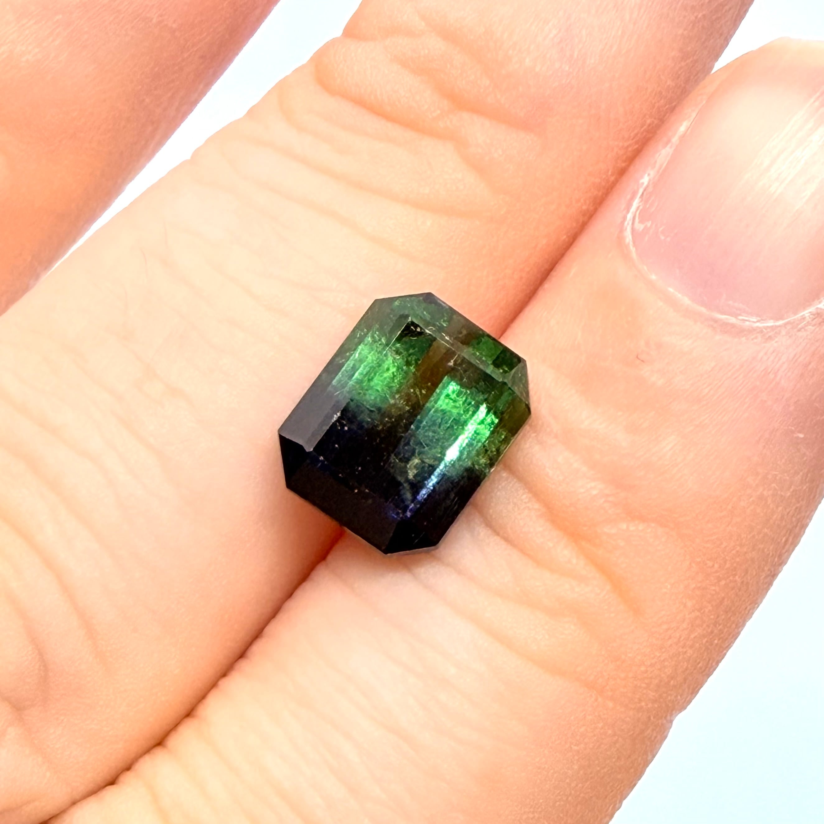 グリーンとネイビーの引き締まった色がかっこいいバイカラートルマリン