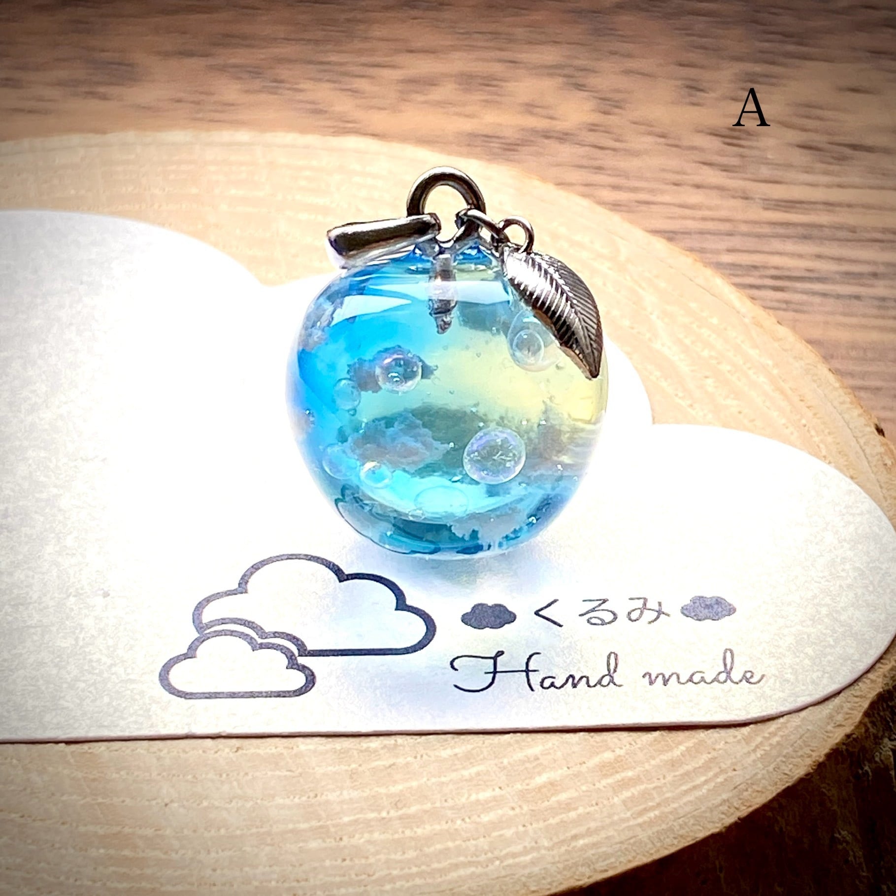 雲＆空ペンダント りんご型 青空とシャボン玉 A | くるみ☆Hand made☆