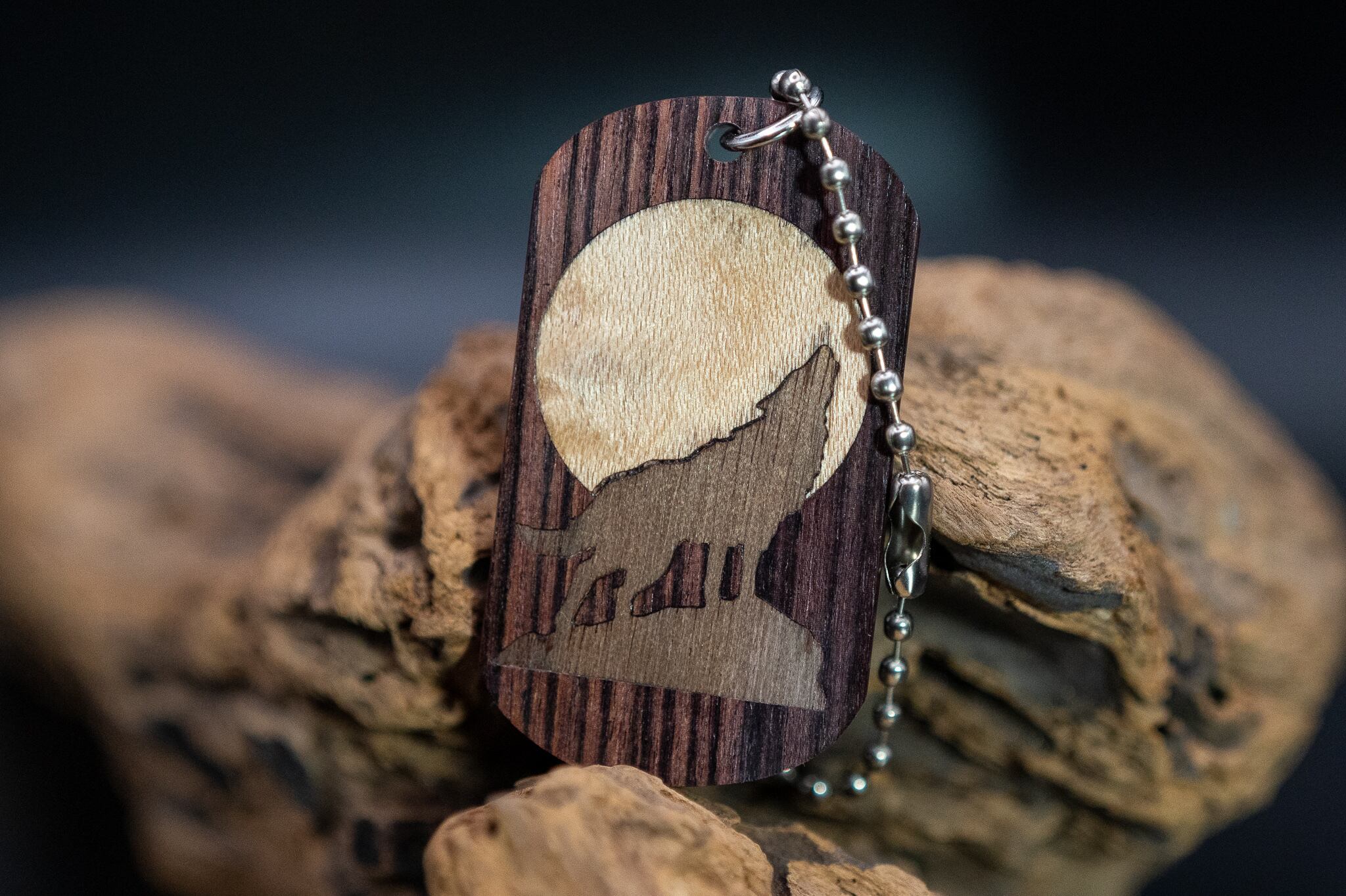 【王室御用達 】キングウッド ドッグタグ 象嵌 月と狼