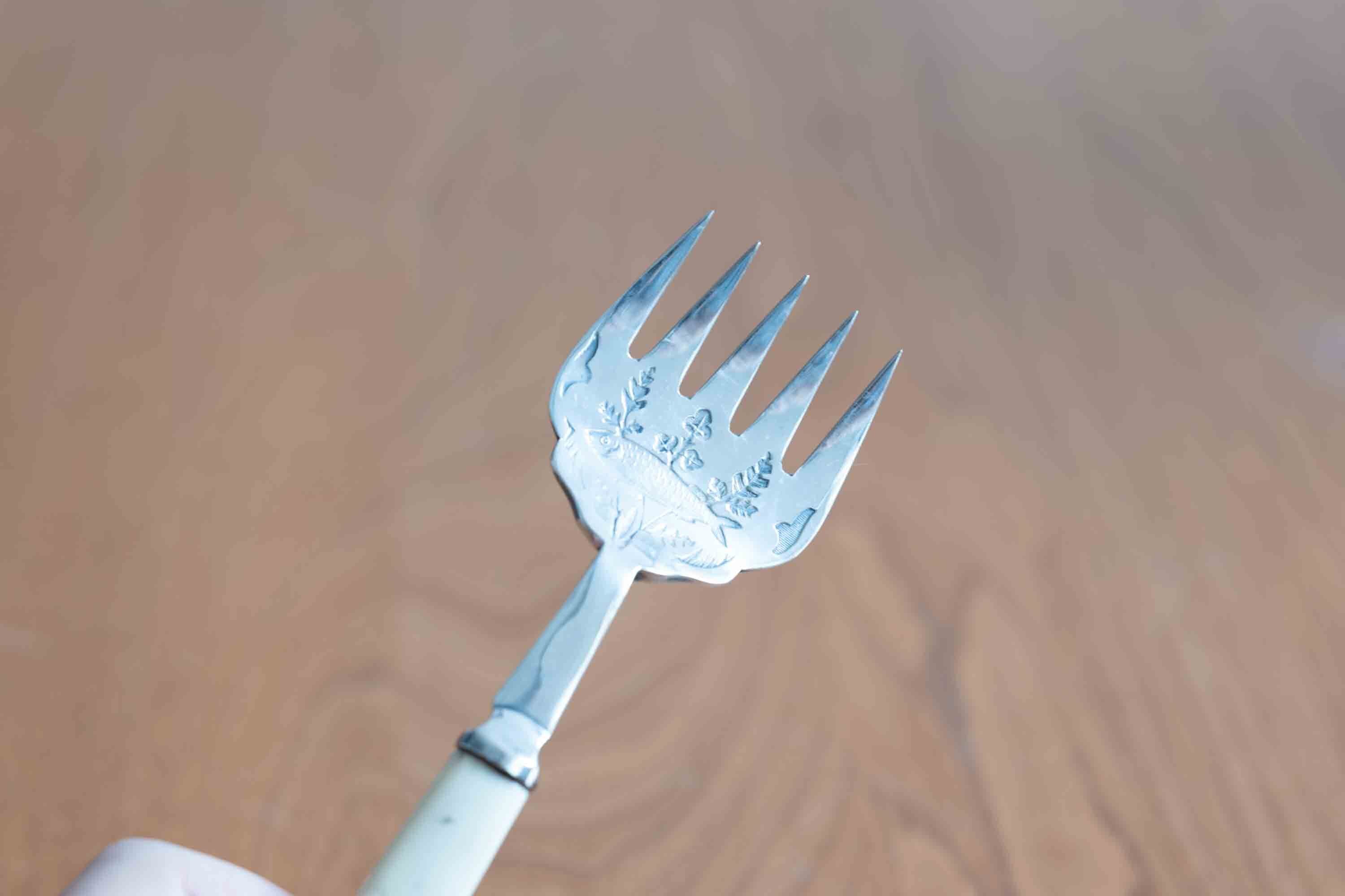 ボーンハンドル（象牙） 銀プレート 魚用フォーク その1 | a4bwiinblad