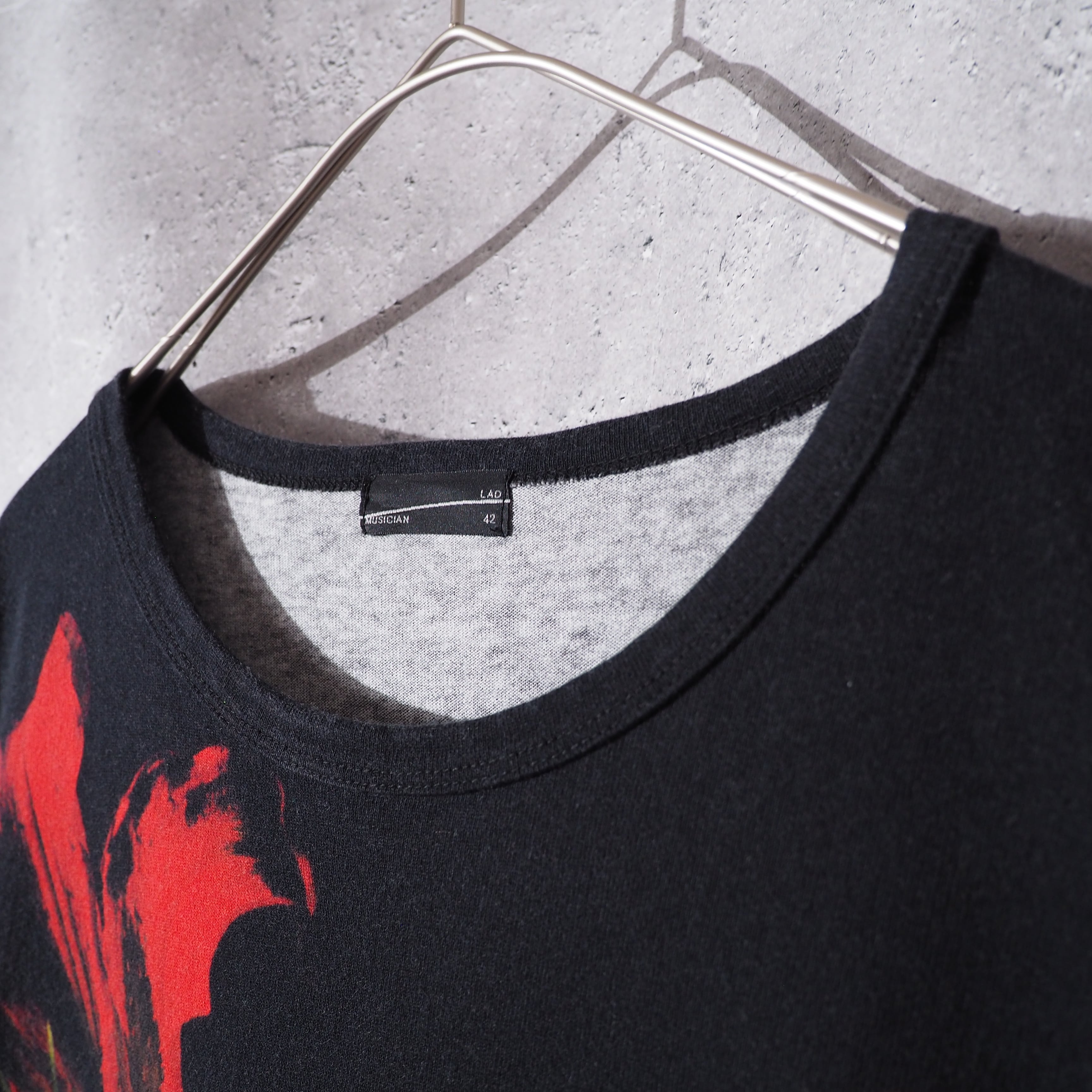 ” LAD MUSICIAN ” red lily painted loose black Tee