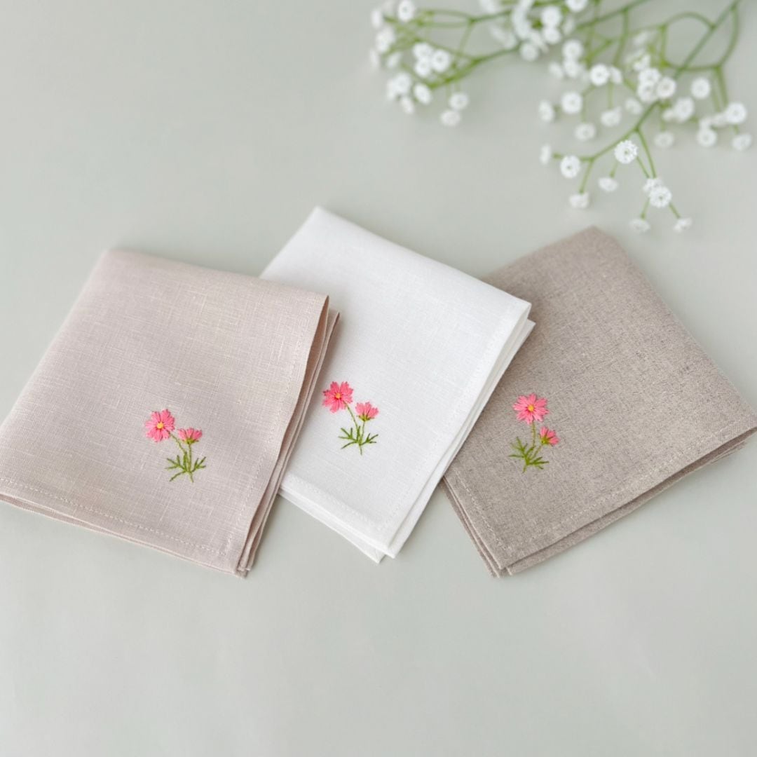 風にゆれるコスモス｜ソフトリネンの手刺繍ハンカチ（選べる布色