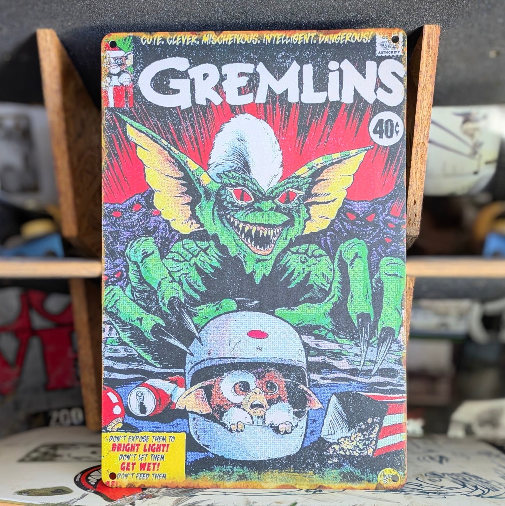 送料無料!ちょうどいいブリキ看板【 Gremlins ( グレムリン )】ギズモ ヘルメット / ストライプ / METAL SIGN / メタルサイン / ブリキ看板 / サインボード / ビンテージ加工 〚アメリカン雑貨 アメトイ〛