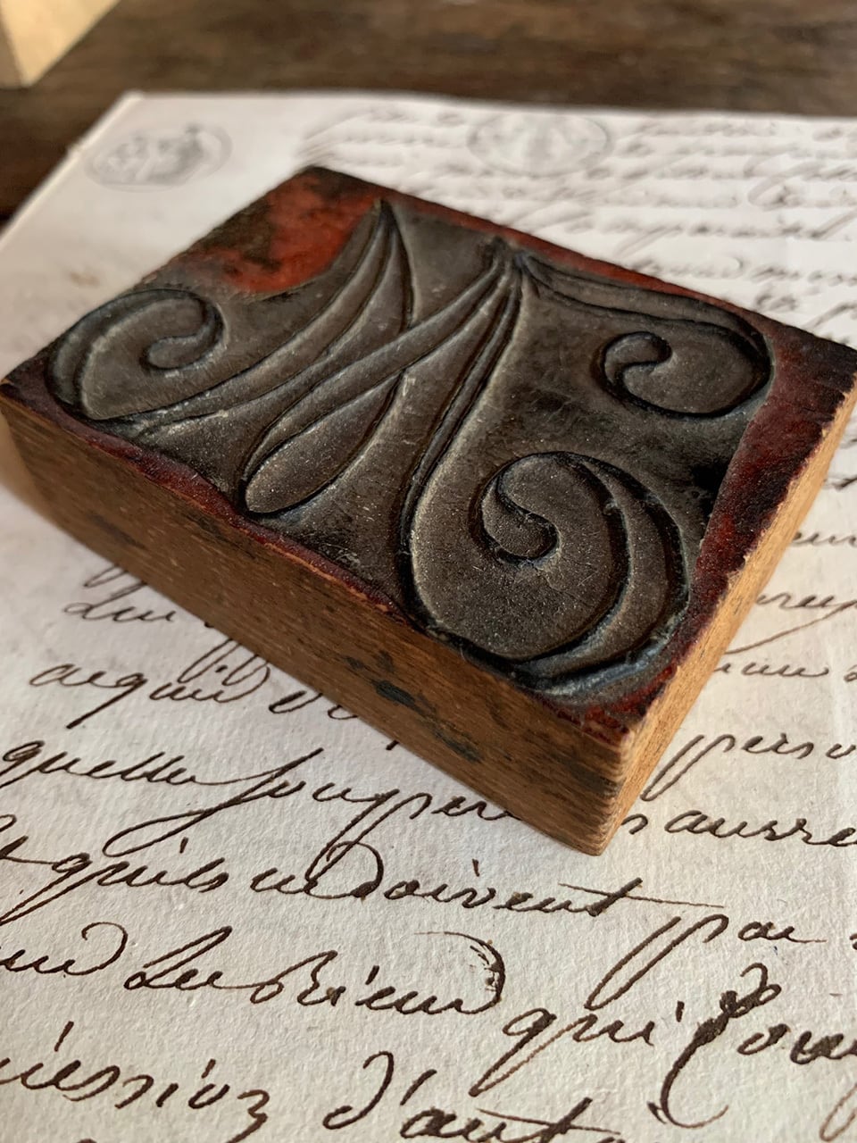 ごま様オーダー※フランスアンティークイニシャル刺繍タッセルクッション