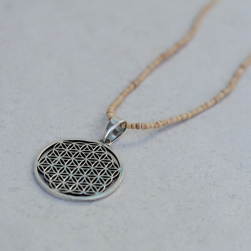 Flower Grid Sandalwood Necklace