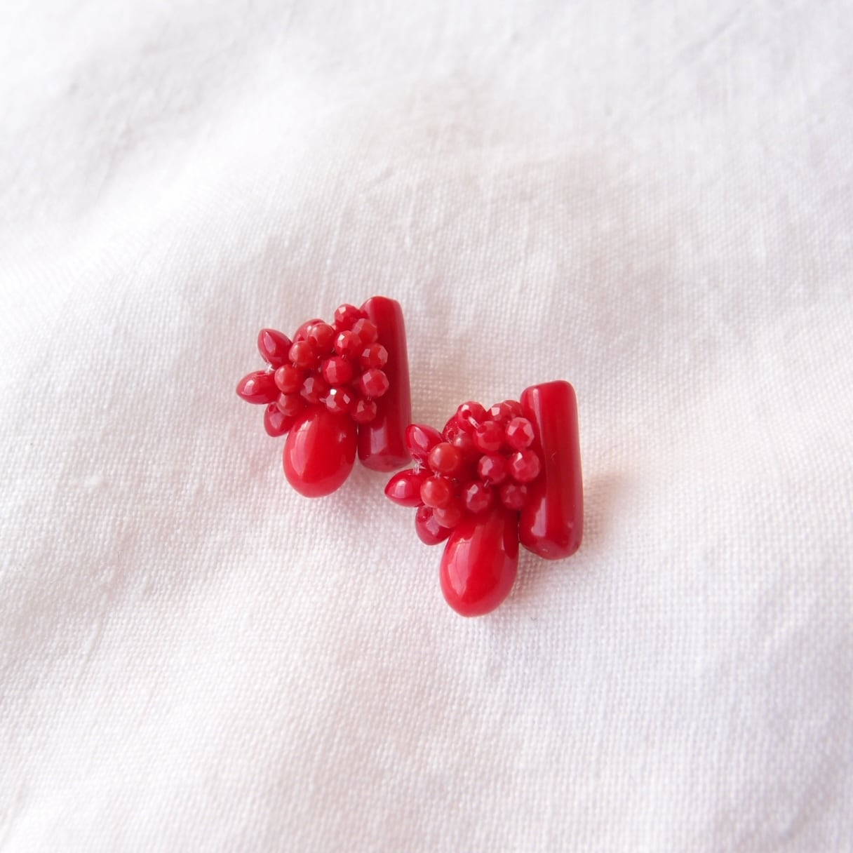 【天然石刺繍/ピアス 】Red Coral Earrings/レッドコーラル スタッドピアス