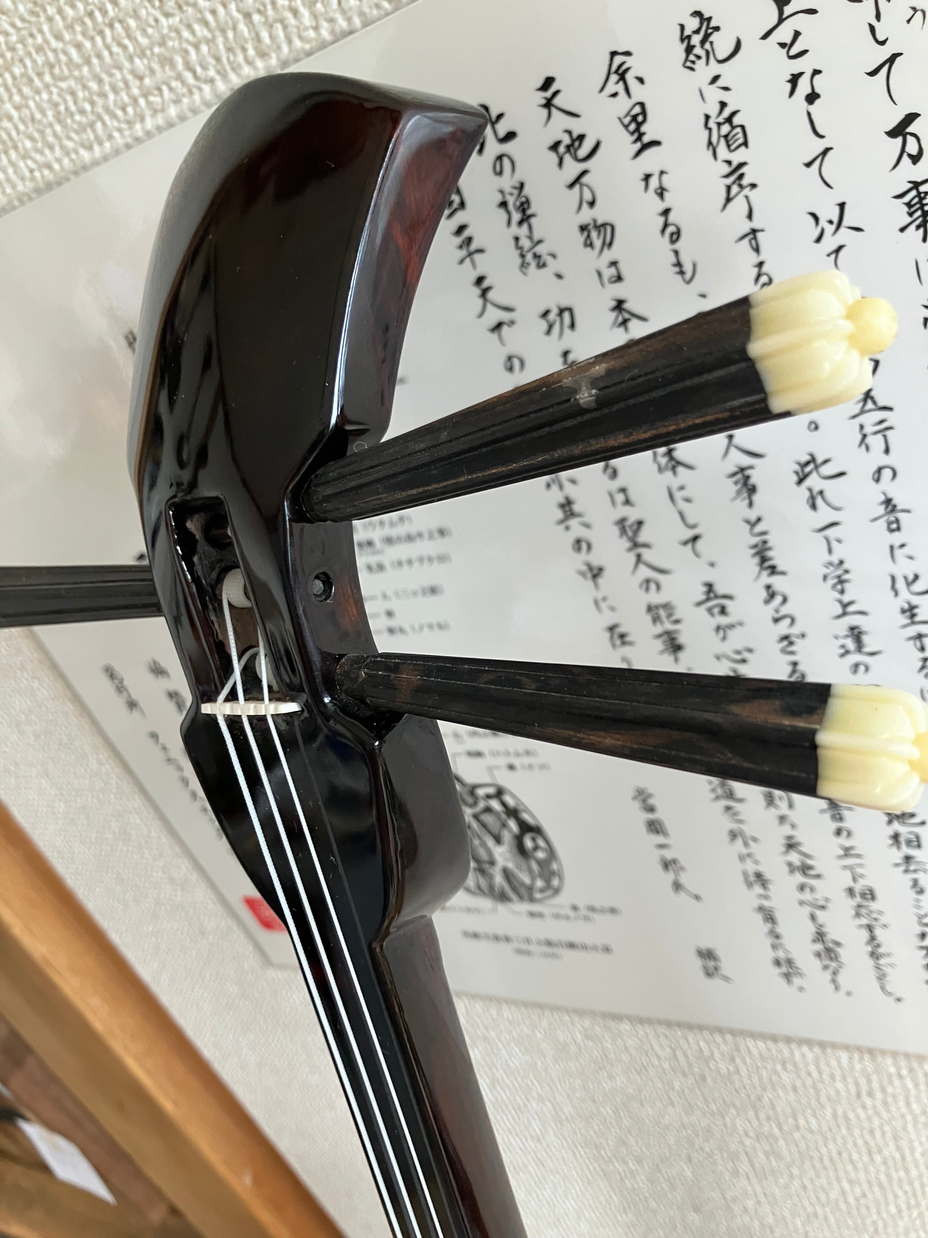 匠 工芸士仲嶺盛文作上級黒檀マカビ型スンチ仕上げ黄本皮 | クオレ三線