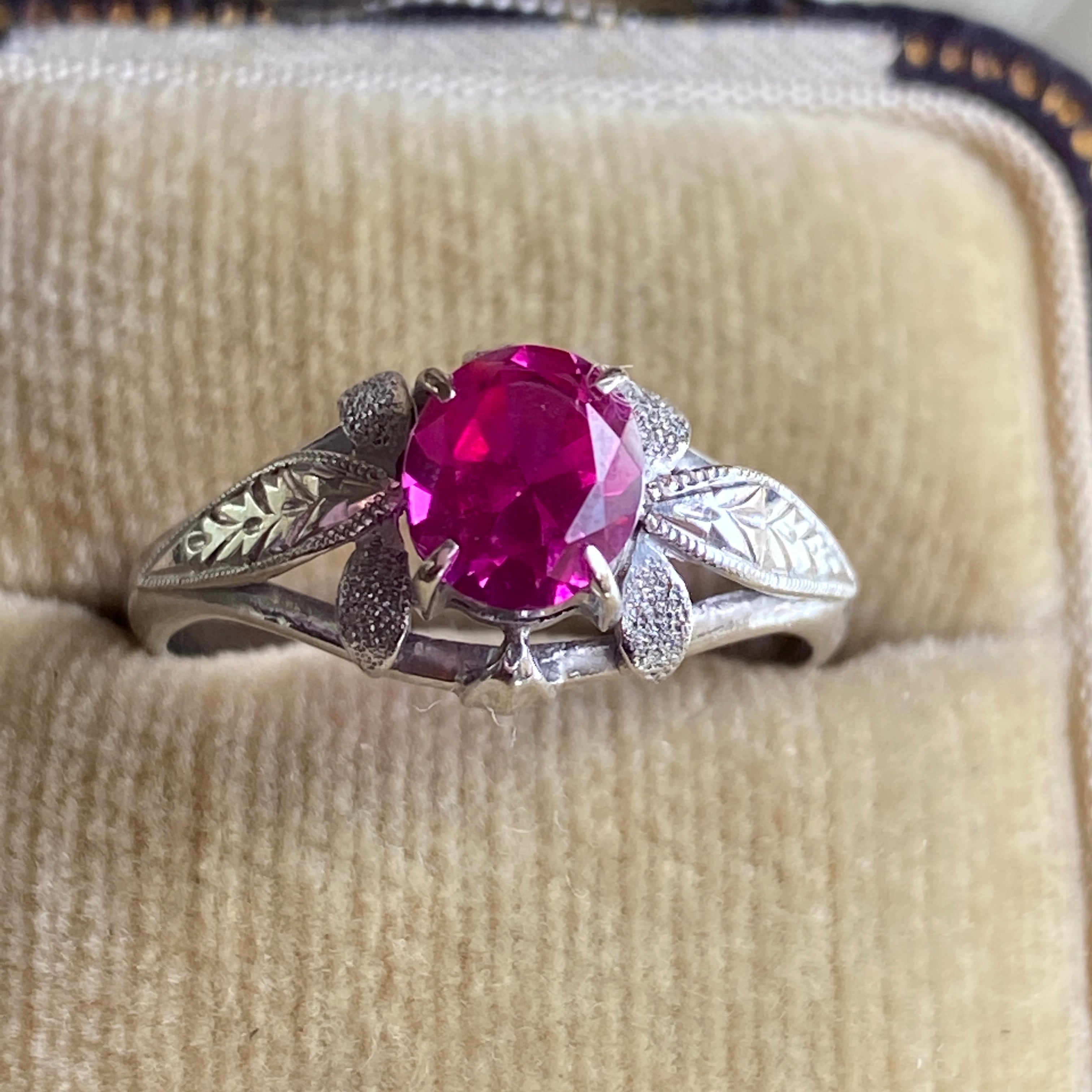 ヴィンテージ K14WG和彫りに合成ルビーのリング