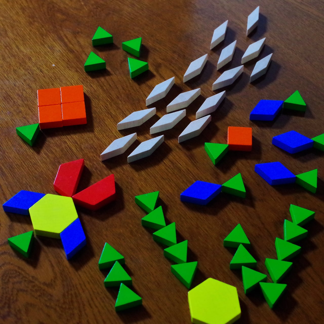 パターンブロック ハーフセット | 木のおもちゃ専門店 おもちゃ箱