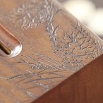 天然木 貯金箱 どんぐり装飾 コインバンク 木製 ナチュラル 小銭入れ 鍵付き 植物彫刻 インテリア雑貨