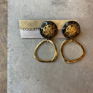 イッテンモノ　ピアス　ボタンとぐにゃっと三角の大ぶり