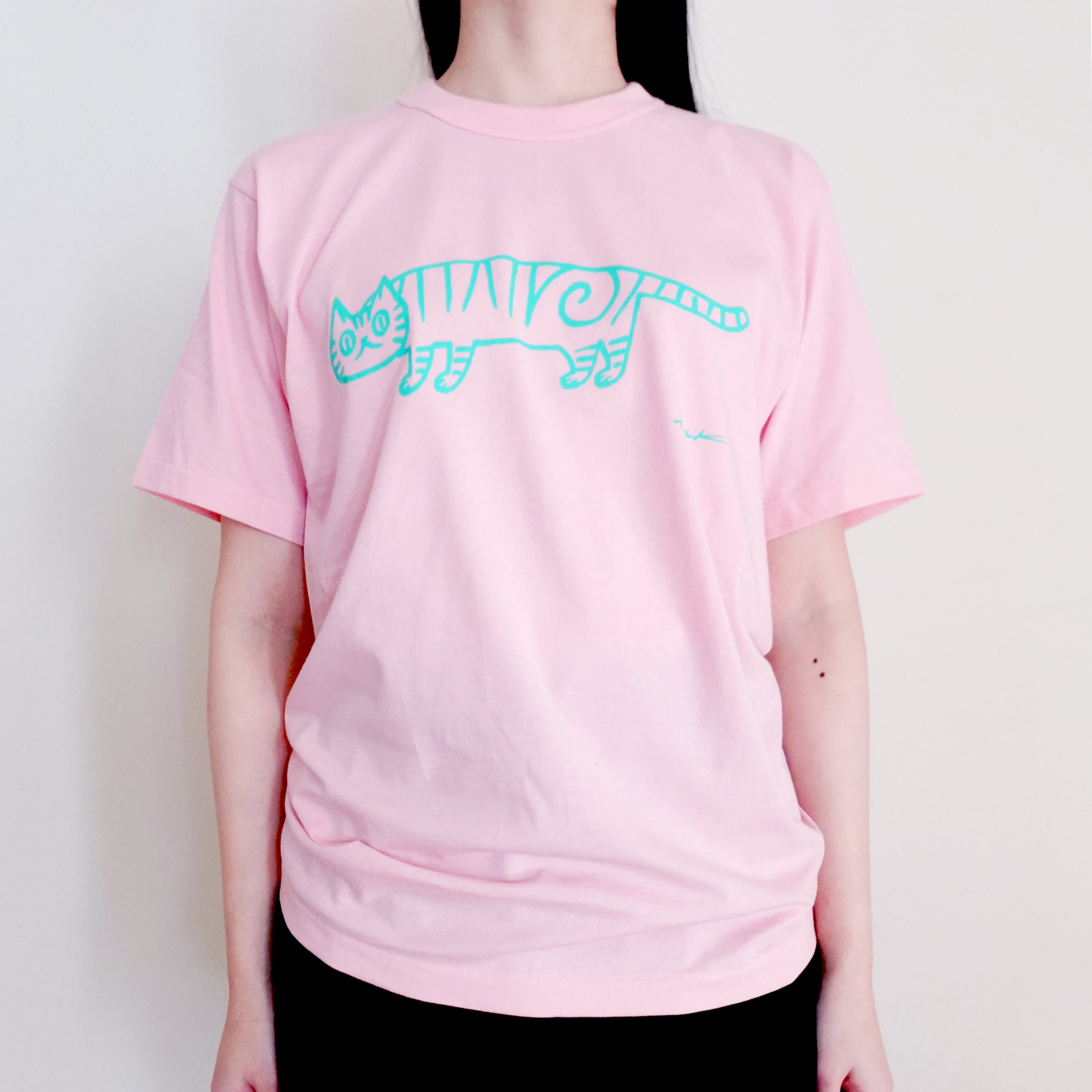 鹿児島睦「Tシャツ」ネコ・ピンク／ワニ・ブラウン Sサイズ | ブルー