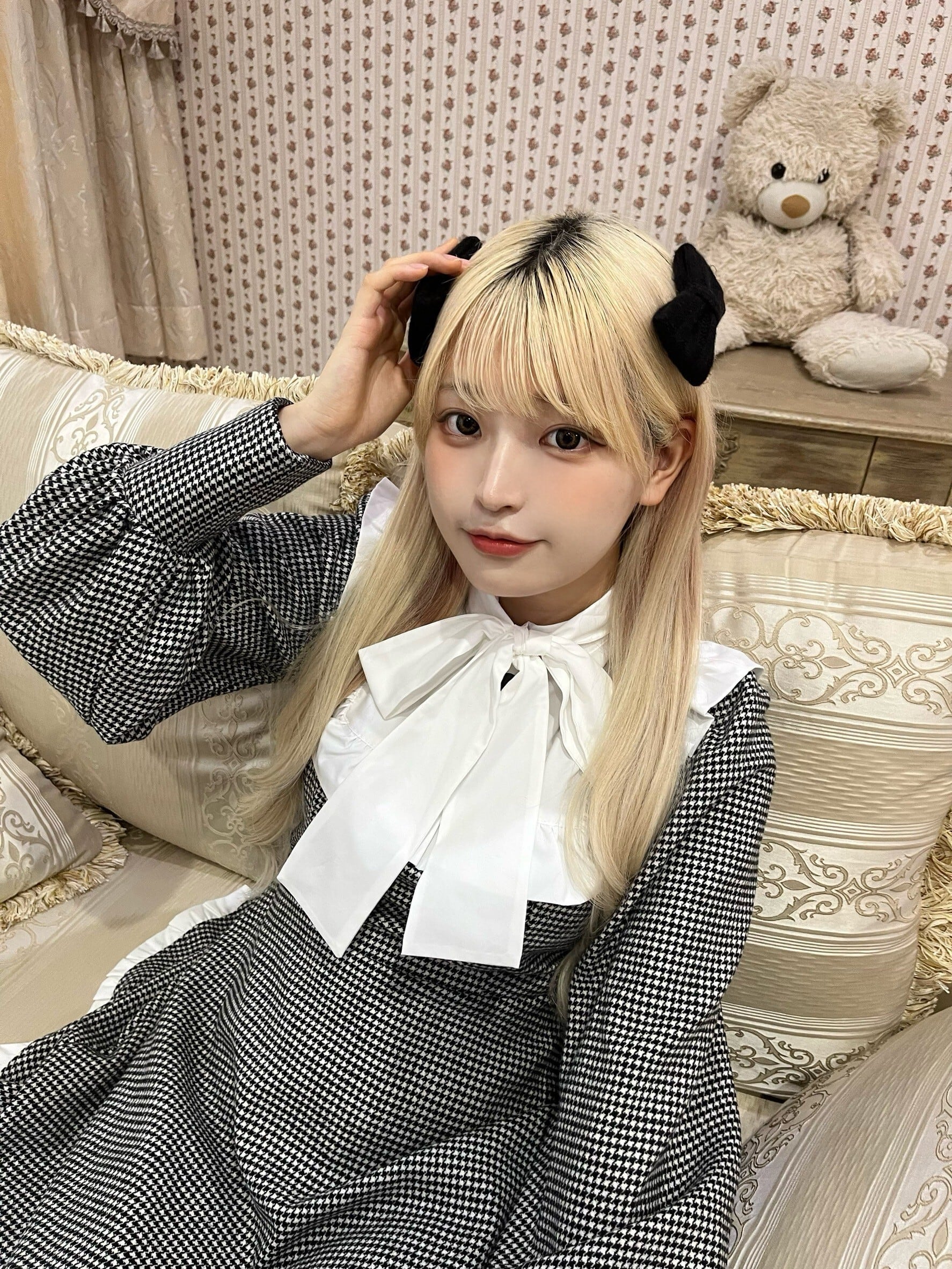 knit ribbon pin