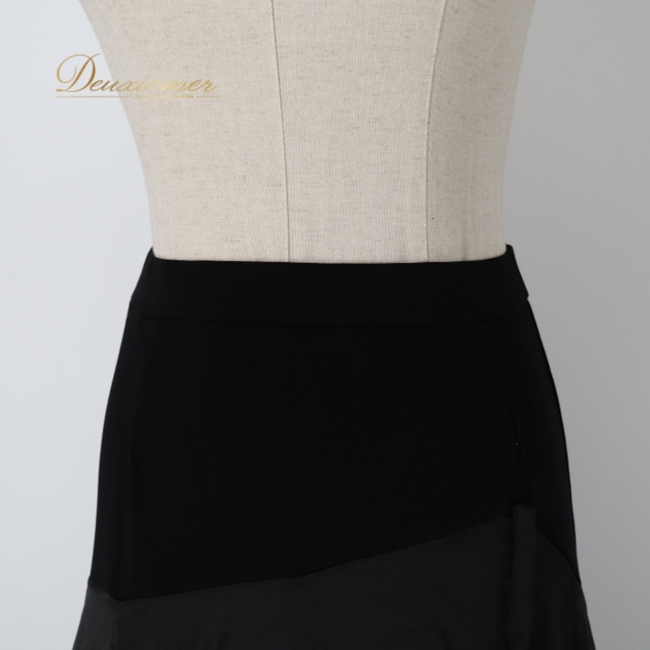 社交ダンス 衣装 スカート ブラック系 チャコット Chacott レッスン 練習 レッスンウェア 練習着 黒 無地 サテン生地 フリル かわいい 華やか おしゃれ 上品 大人っぽい 軽やか ふんわり フレア スタイリッシュ 大人 レディース ダンス用 柔らかい おしゃれなデザイン お洒落 衣装用