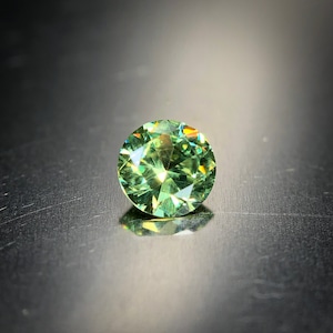 爽やかな若草色と虹色の煌めき 0.20ct 天然 デマントイドガーネット