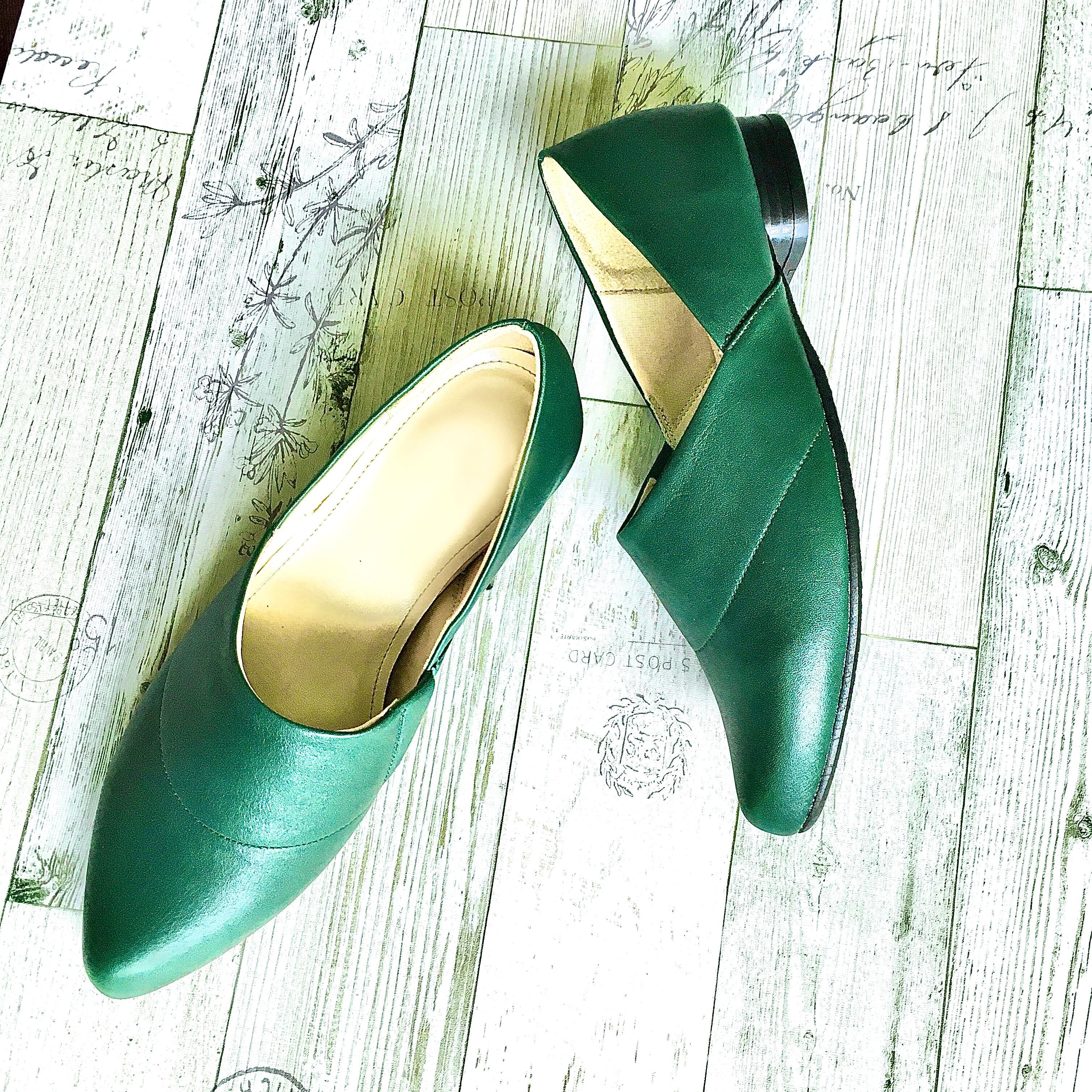 踵を踏んでも履けるスリッポン