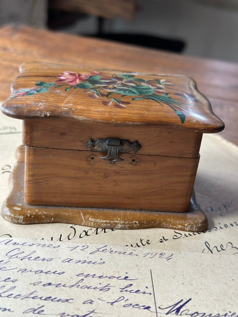 手描きスミレ モシュリンヌ・ウッドボックス 黄色クッション