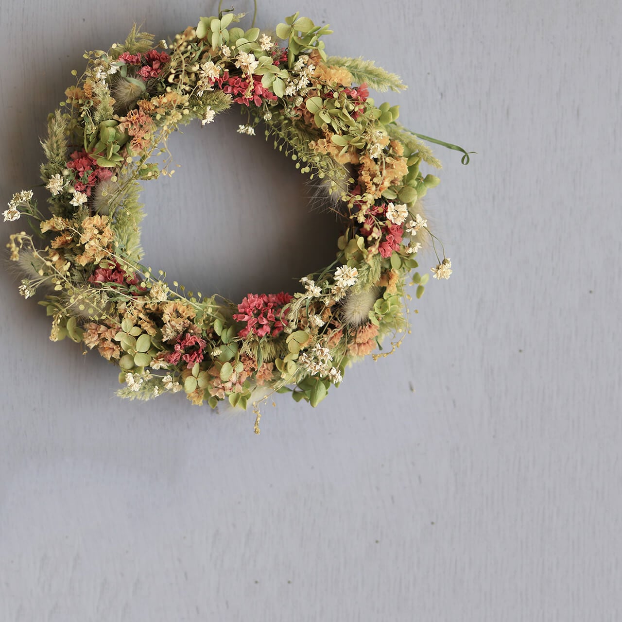 アプリコット色のスターチスとラナンキュラスの ナチュラルリース(24cm)