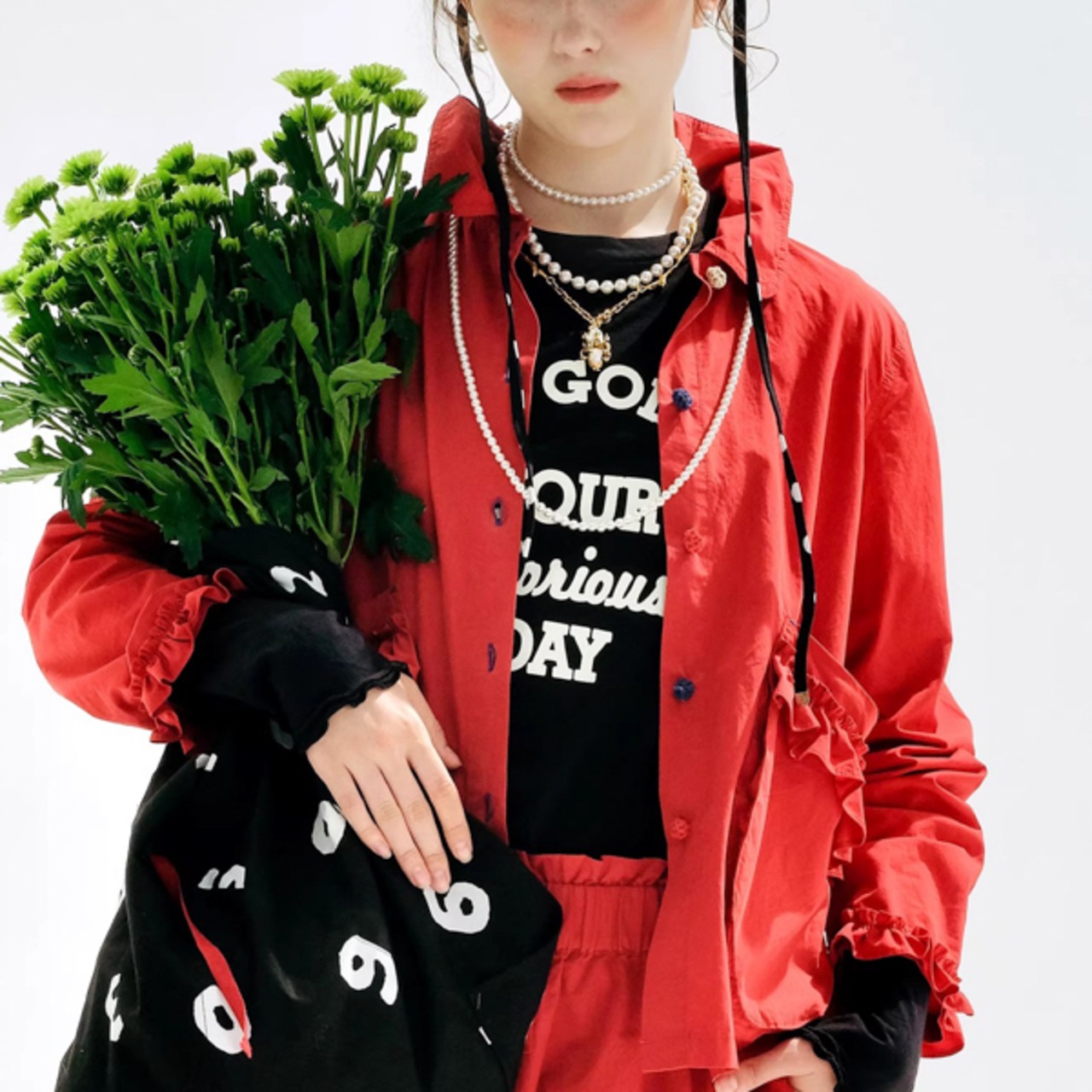 赤と青のボタンが奏でる　ポップフリルシャツ《i0737》