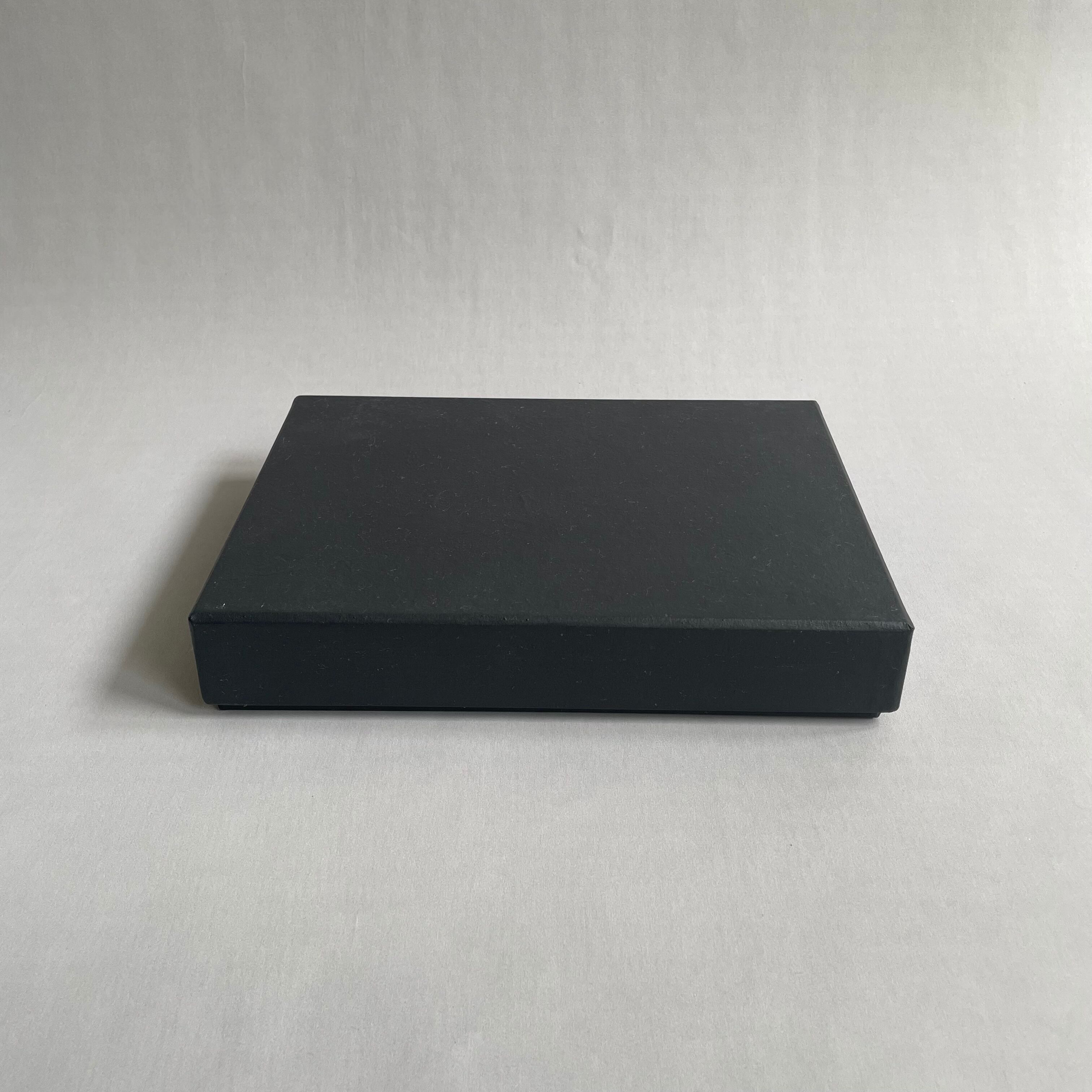 ハタノワタル  A5サイズ  箱  黒