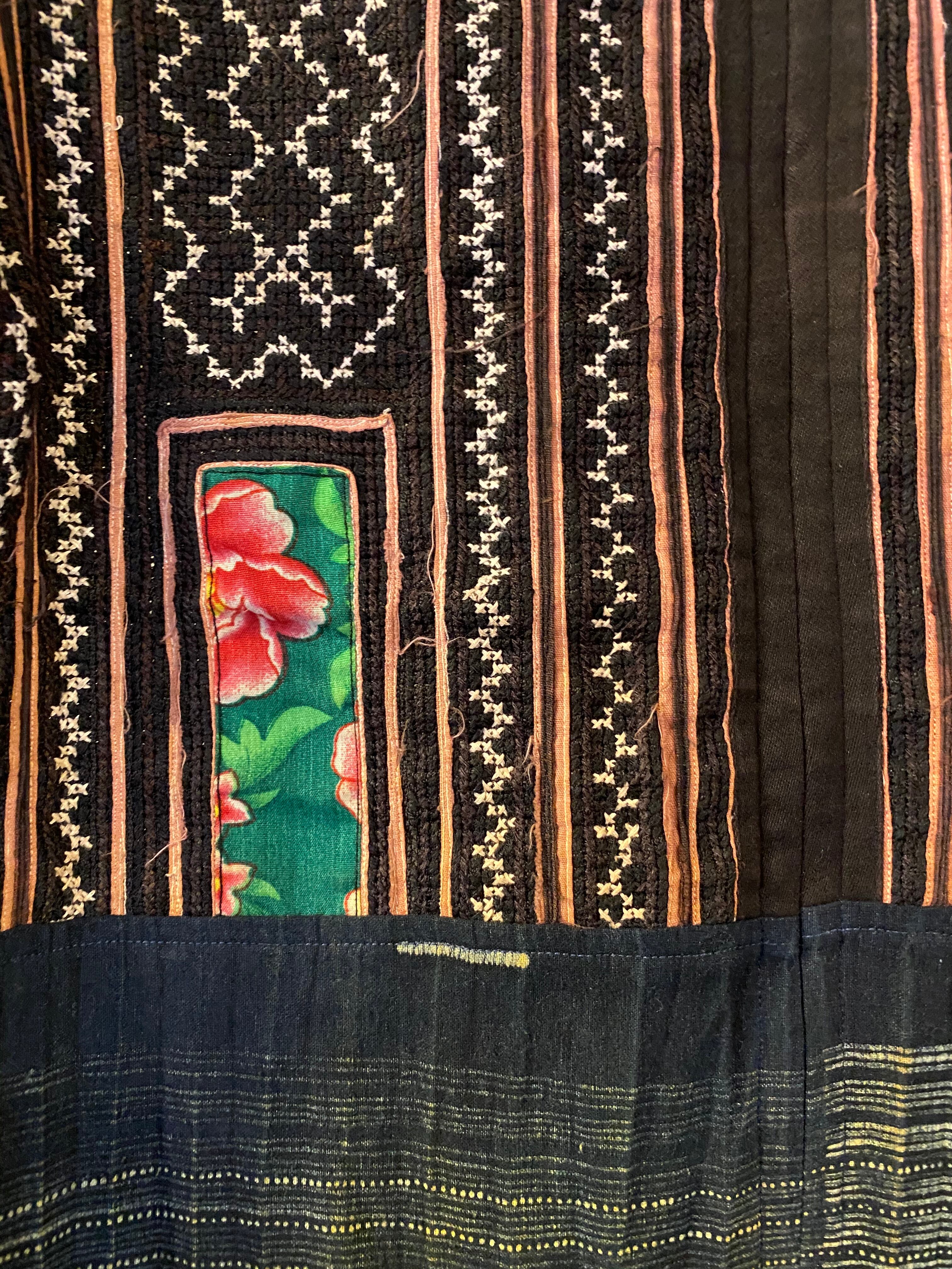 ベトナム黒モン族刺繍と藍染めバティックの五分袖膝丈コットンワンピース TI1450 地球雑貨 LINRYU WORLD UP