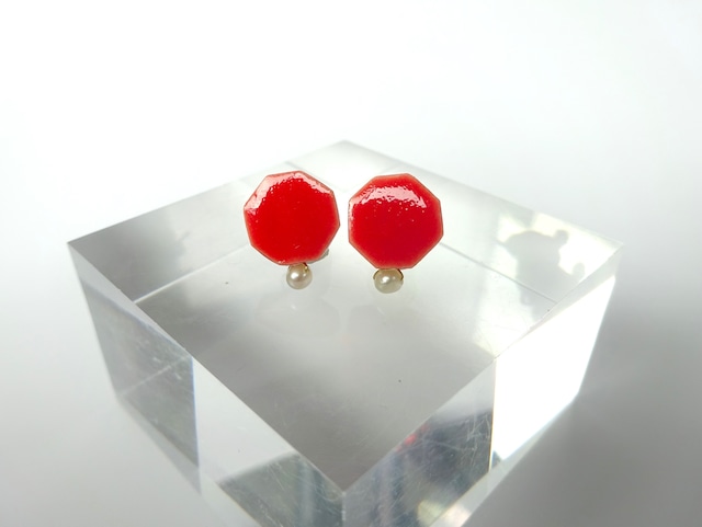 小さな六角 と小さな淡水パールの陶pierce/earring（赤）