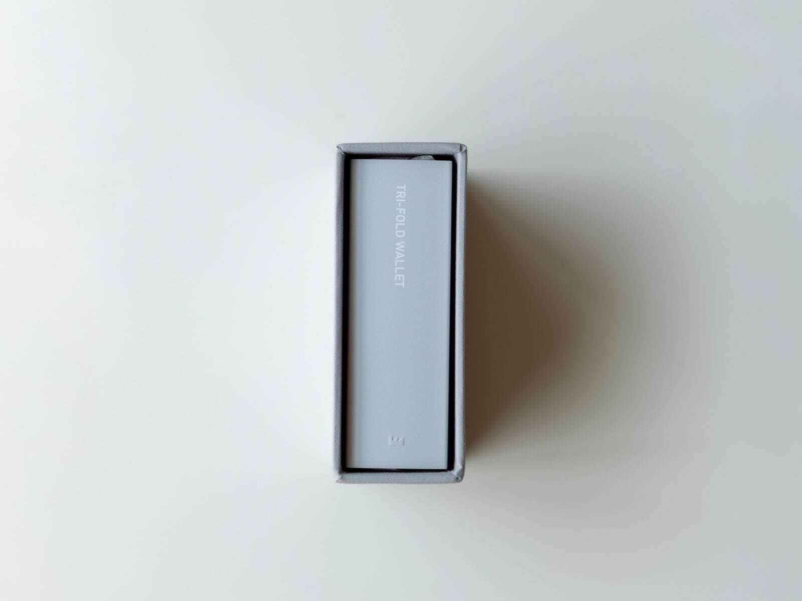 しっかり入ってコンパクトな財布 TRI-FOLD WALLET / CHOCOLATE
