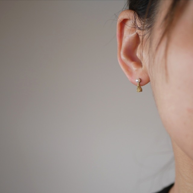 Eucalyptus ユーカリグロボラス一粒パールピアス （brass）/ YUKIKO MATSUI