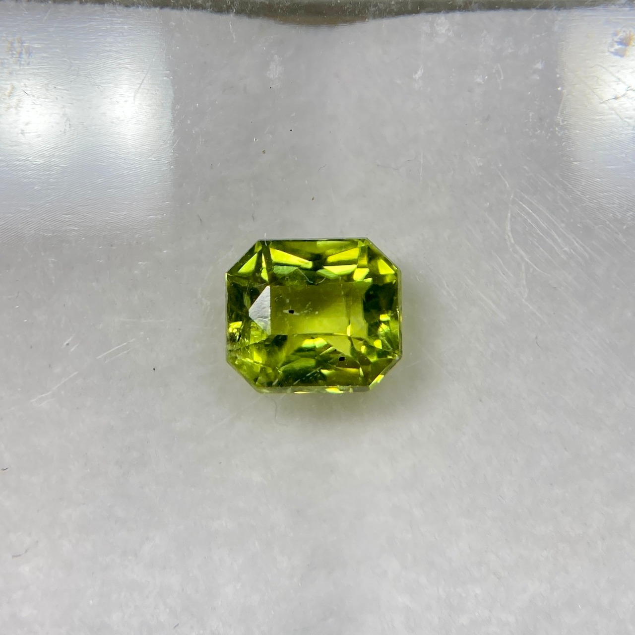 ペリドット 約0.75ct 約4.7*5.4mm H3.9mm r-0432