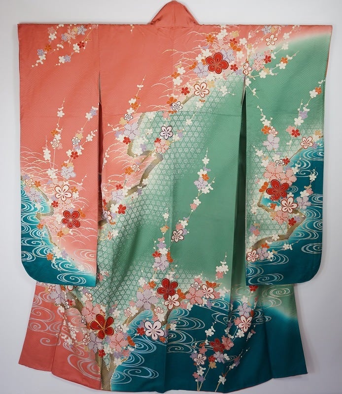 金駒刺繍 たたき染め 振袖 染め分け 梅 正絹 金彩 サーモンピンク 緑 ...