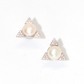 シルバー パール＆キラキラ トライアングル ピアス simple silver series mm1055