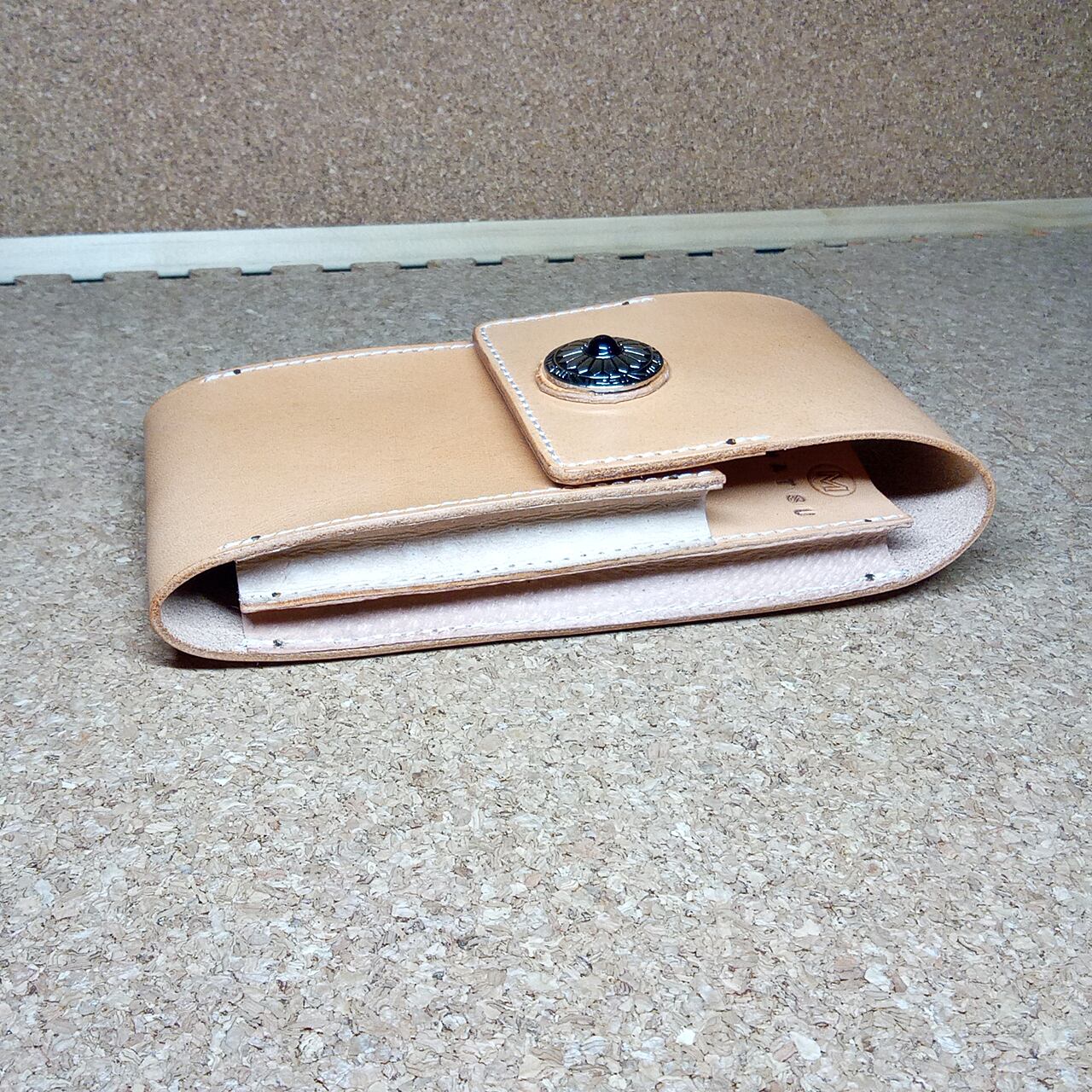 在庫有 ジャンパーホック式コンチョ付きスマホポーチメンズレディースバイカー本革ヌメ革サドルレザーpwcp5be 皮 革 レザー Stfparishschool Org